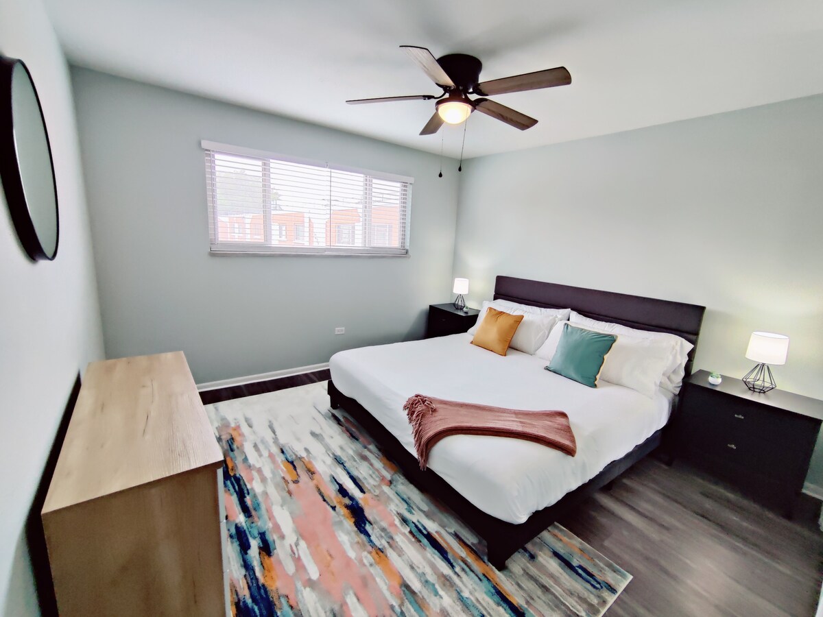 Una cómoda cama y un relajante ventilador de techo pueden convertir tus sueños en realidad.