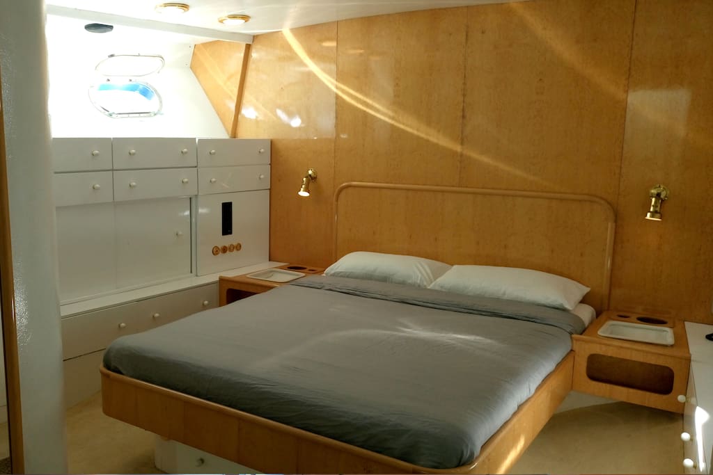 Master bedroom (Captain's hut) with en-suite bathroom and A/C