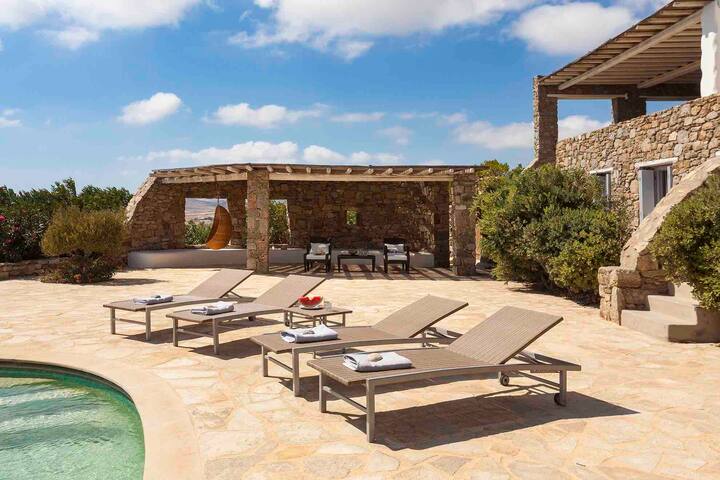 Elegant Seaside Villa, great views, infinity pool gallery image 5