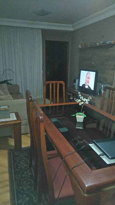 Sala de estar com sala de jantar.