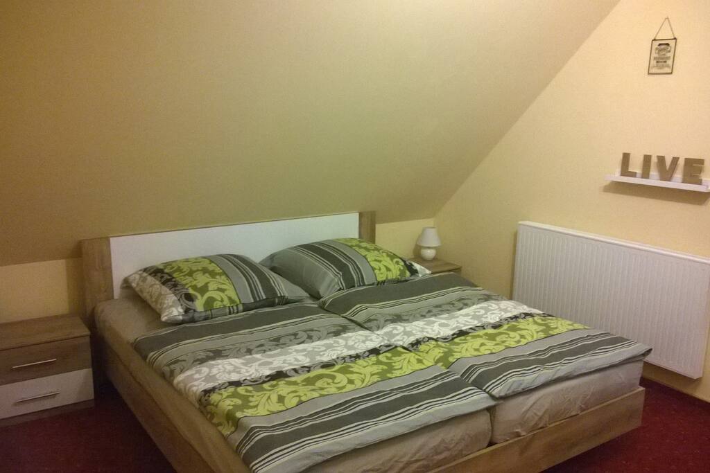 Schlafzimmer 1