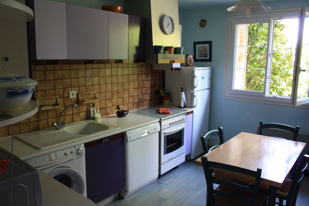 La cuisine : lave- linge, lave-vaisselle, micro-onde ...