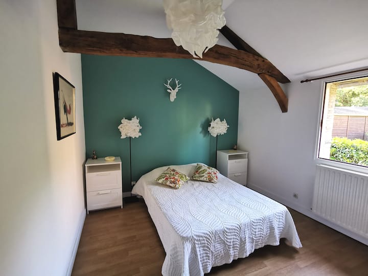 Chambre au rez-de-chaussée équipée de son lit double (140x190) avec vue sur le jardin.