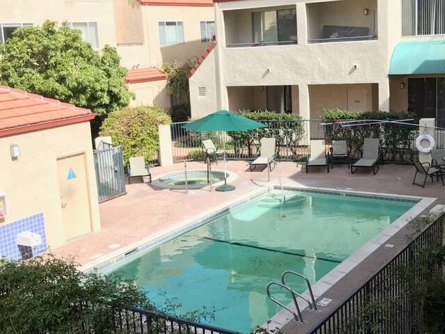 Contemporary 2BR – Blocks from Stanford Campus gallery image 2