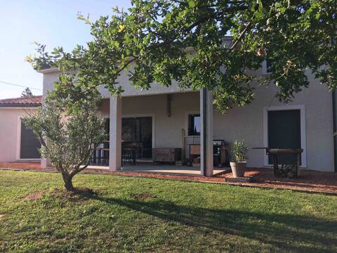 Warm home in the heart of bastides.