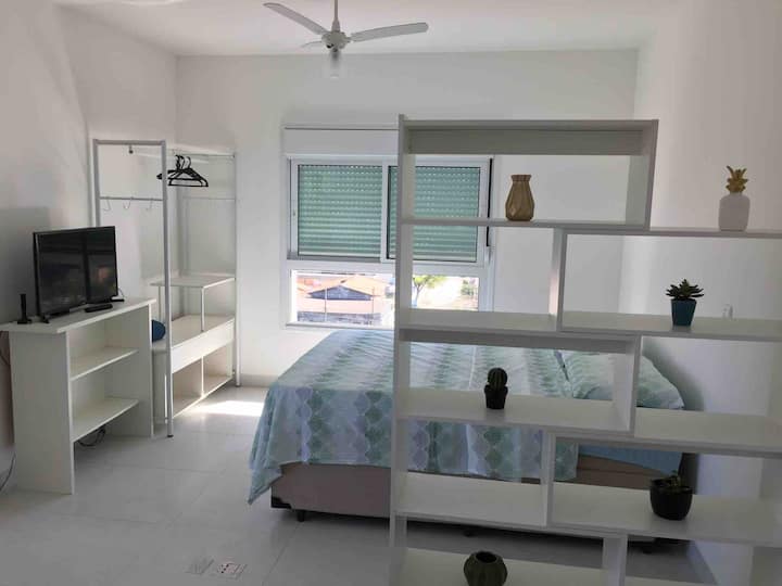 New modern building 300m from subway.
Studio with double bed: comfort and refinement. Modern, next to the Brooklin metro. 15 min  (Uber) from  Transamerica  Expo Center and 30 min from Autodromo Metro. Close to Luis Carlos Berrini Ave and Morumbi Shopping Mall.