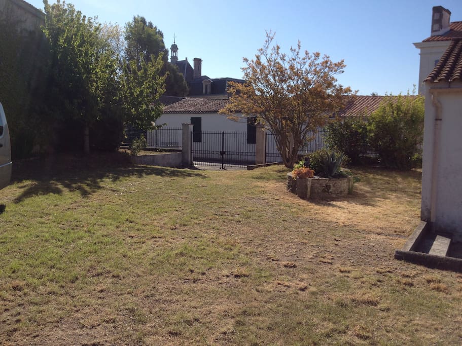 Entrée vue du jardin