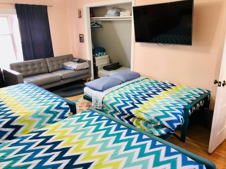 Attic Grand Room – op ad en trappe – har 2 queensize-senge, en futonsofa/seng, en grå lædersofa, en behagelig enkeltseng i det åbne klædeskabsrum og 2 små udtræksmadrasser. Kommode, 55" fladskærms-tv, masser af vinduer og mørklægningsgardiner. 