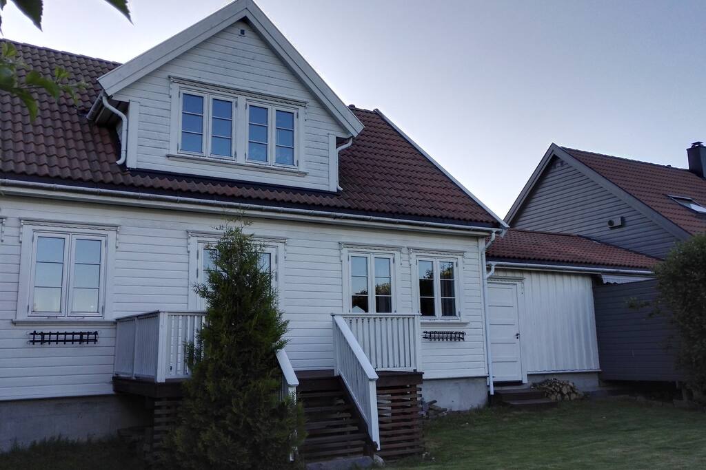 Hage bak huset