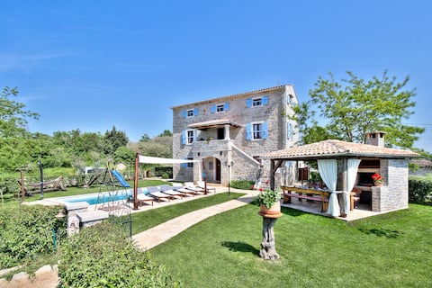 Successful Airbnb property: Villa Dora-a charming stone house in Valica