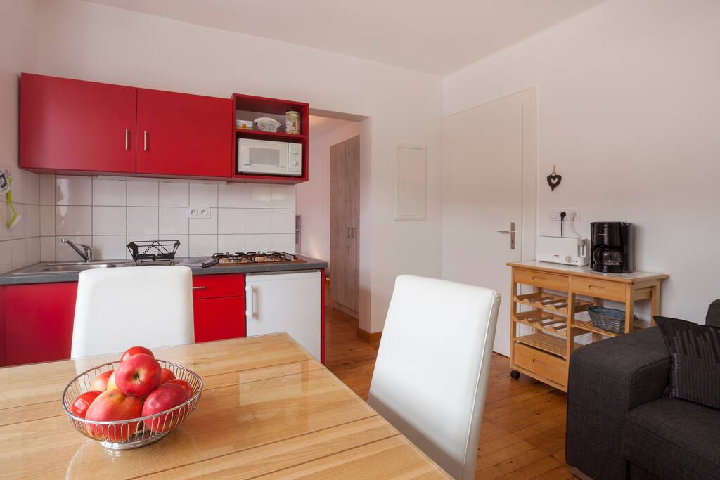 coin repas avec cuisine équipée ouverte sur le séjour