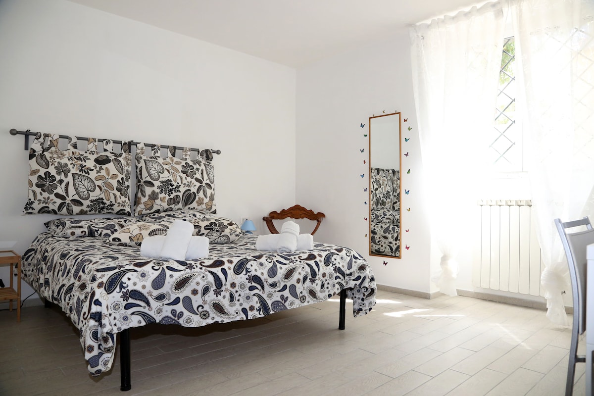 Спалната соба со брачен кревет (широк 150-179 см) ве чека за да се опуштите!