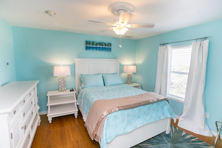 ห้องนอนมีเตียงควีนไซส์และที่เก็บของทั้งหมดที่คุณต้องการ