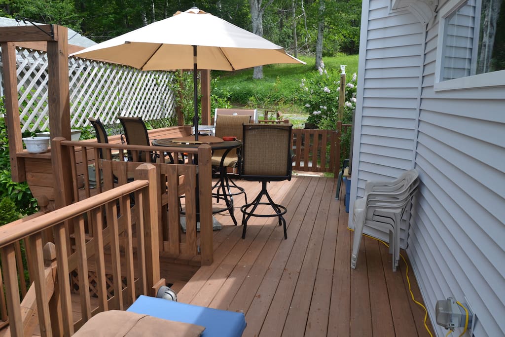 Side deck with Weber grill
