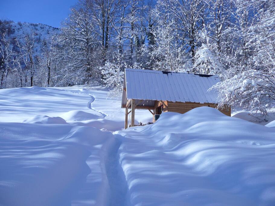lorsqu il y a de la neige, pneus neiges ou chaines obligatoires a partir du chemin d accès. lire attentivement le descriptif.merci