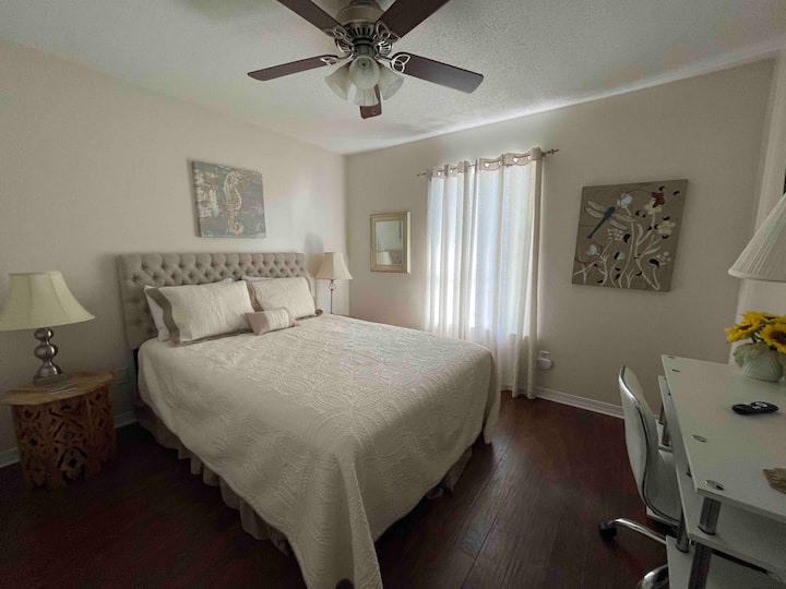 Na katu je spavaća soba s bračnim krevetom, radnim stolom i pogledom na bazen.  