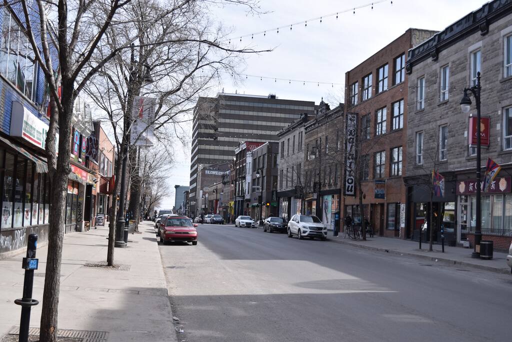 Front of the building - St-Laurent Boulevard