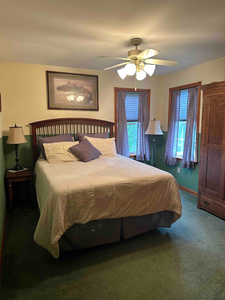 בחדר שינה 2 יש מיטת קווין סייז.