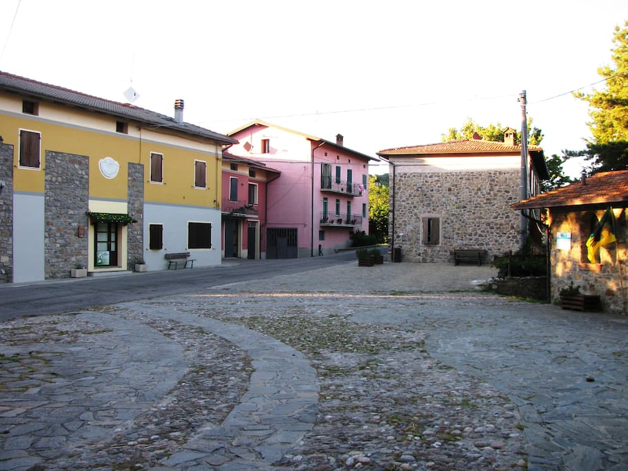 Piazza di Sologno con B&B