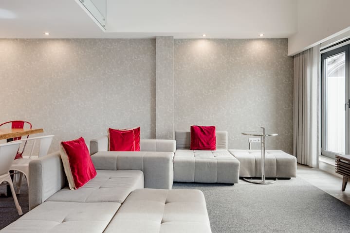 Spectacular 4 Bedroom Apt in the Heart of Oporto