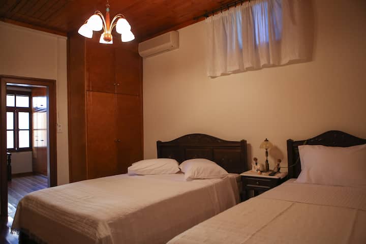 1 dvojlôžková spálňa s jednolôžkom (výhľad z prednej strany) 