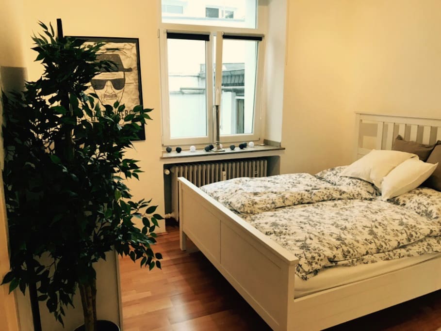 Ein sonniges Schlafzimmer - eine tolle Atmosphäre.