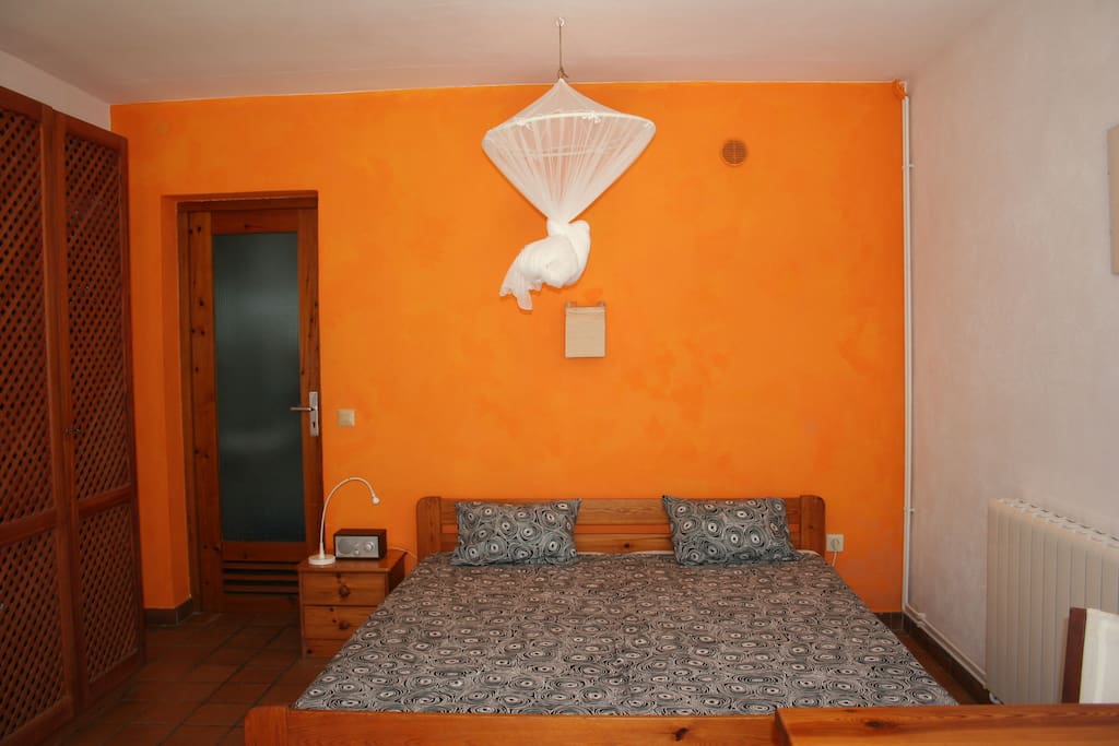 Dormitorio con cama matrimonio