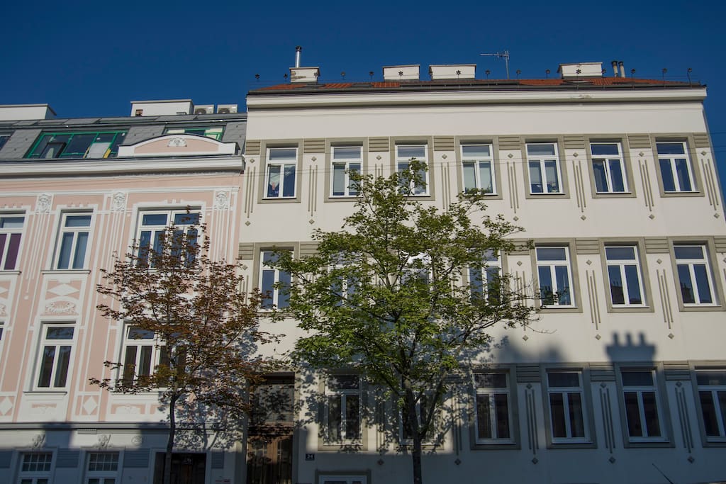 Das rechte Haus ist das Haus, in dem die Wohnung ist. // The right house is the one where the apartement is located.