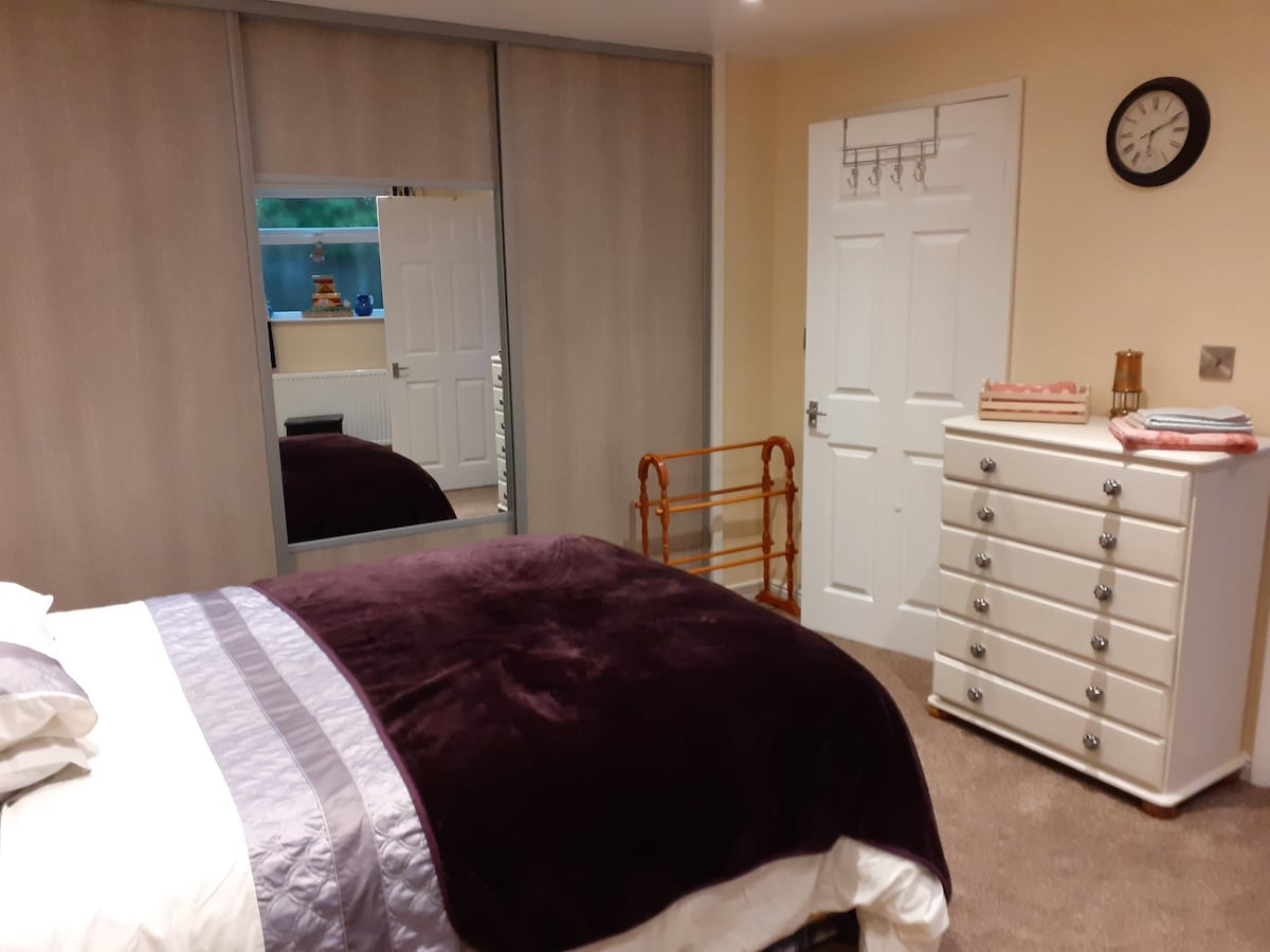 Large double bedroom with en-suite shower room