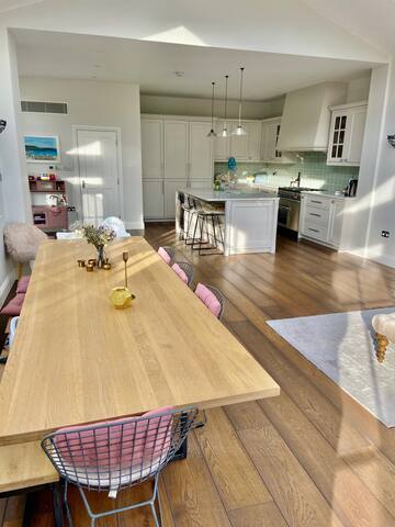 Bright and airy, luxurious family home. gallery image 3