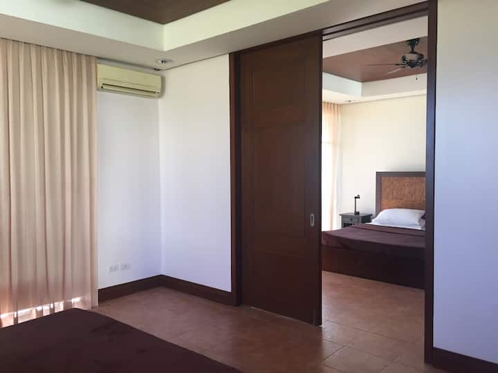 Puerta de conexión entre dos habitaciones.
Cada habitación tiene baño privado.