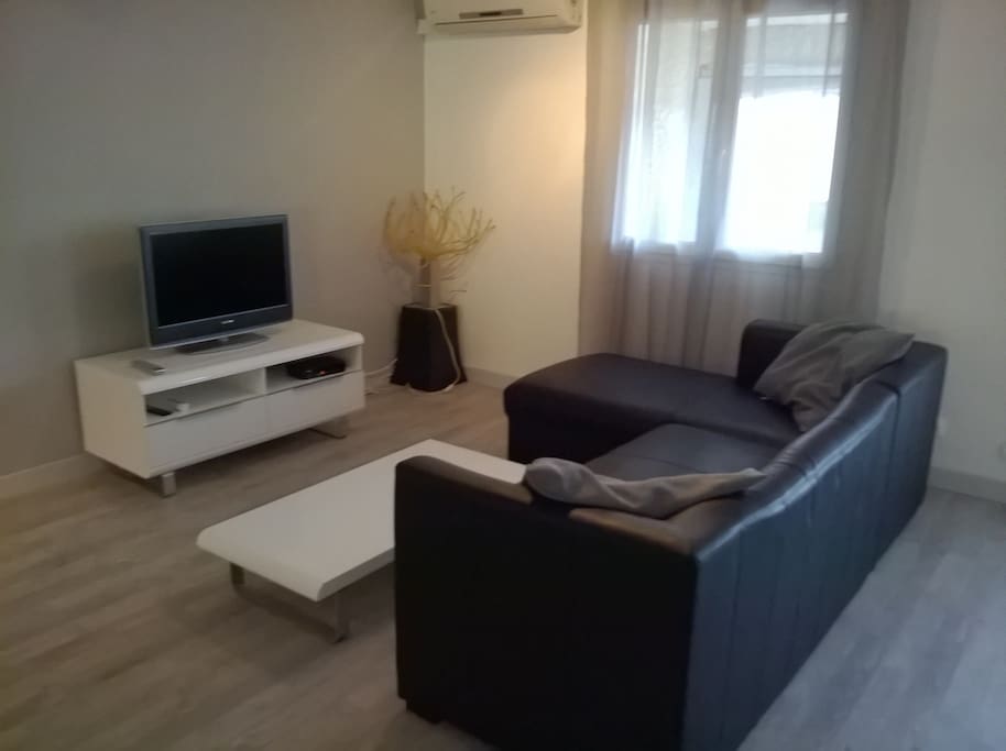 vue coin salon tv cosy. accès WIFI gratuit.
