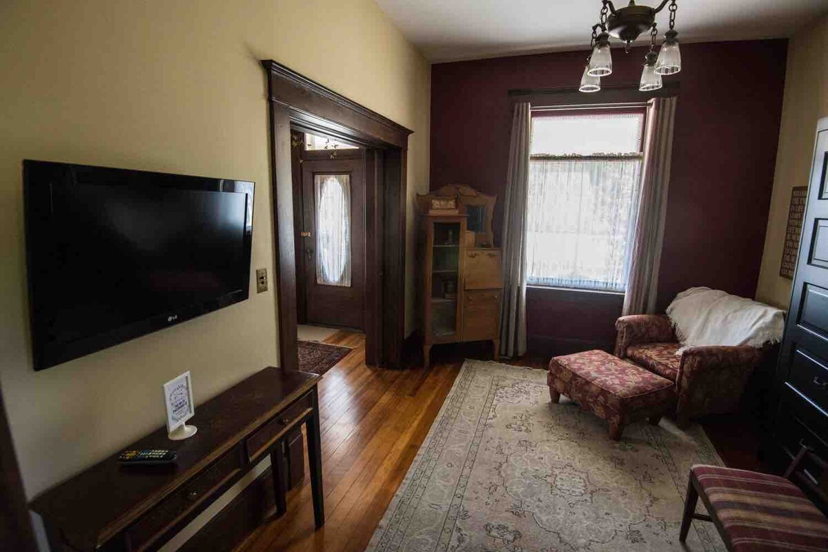 Posteľ Murphy sa skladá v tomto apartmáne s vreckovými dverami pre súkromie s priľahlou kúpeľňou