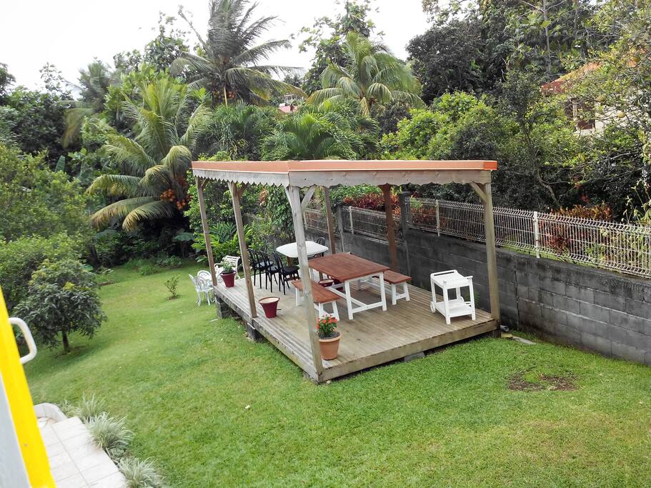 Carbet dans le jardin pour des moments de partage ou de jeux.