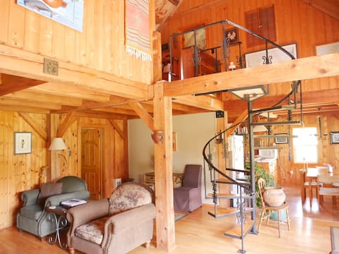 Top Airbnb: Bright & Spacious All Season Wentworth Retreat in Cumberland, Subd. D