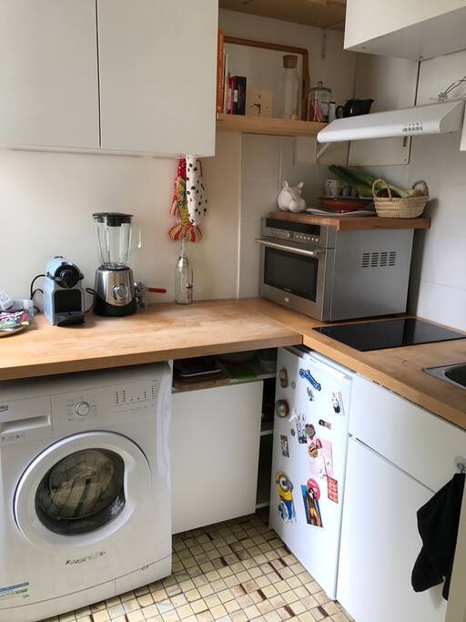 Cuisine équipée (frigo, four, micro-ondes, machine à laver, machine à café, bouilloire, blender)