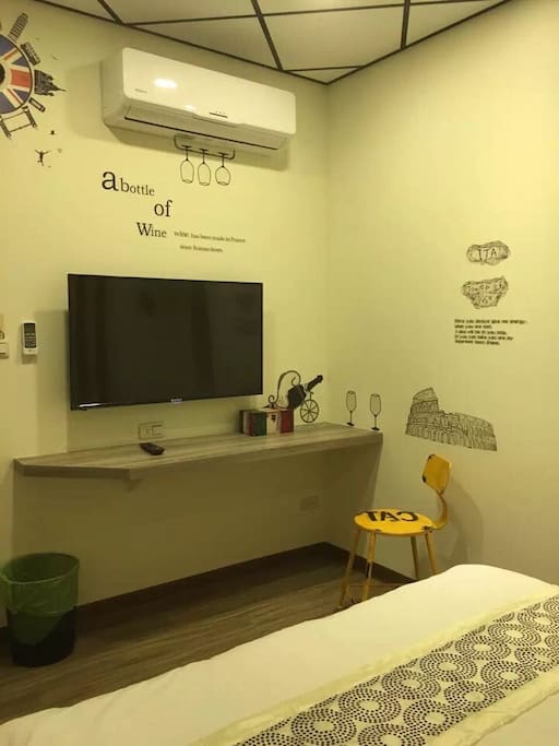 冷暖變頻空調 ,造型時鐘 ,43吋大電視 ,書寫旅遊日誌之小桌平台 ,造型椅子。