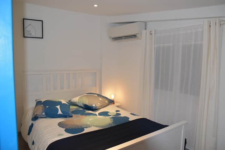 Chambre lit 140cm+penderie+clim