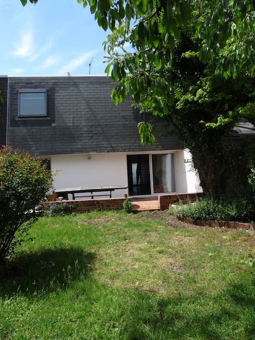 vue de la maison et de la terrasse coté jardin clos
