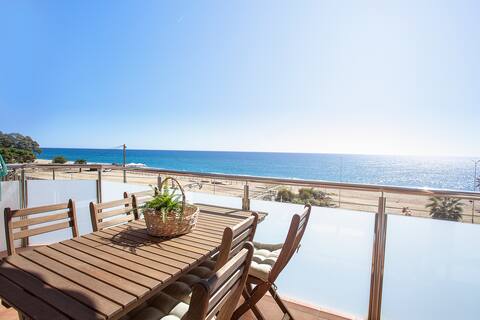 PINEDA BEACH.II ★ Impressionante apartamento de Diseño de frente al mar con piscina. FREE WIFI. 8PAX