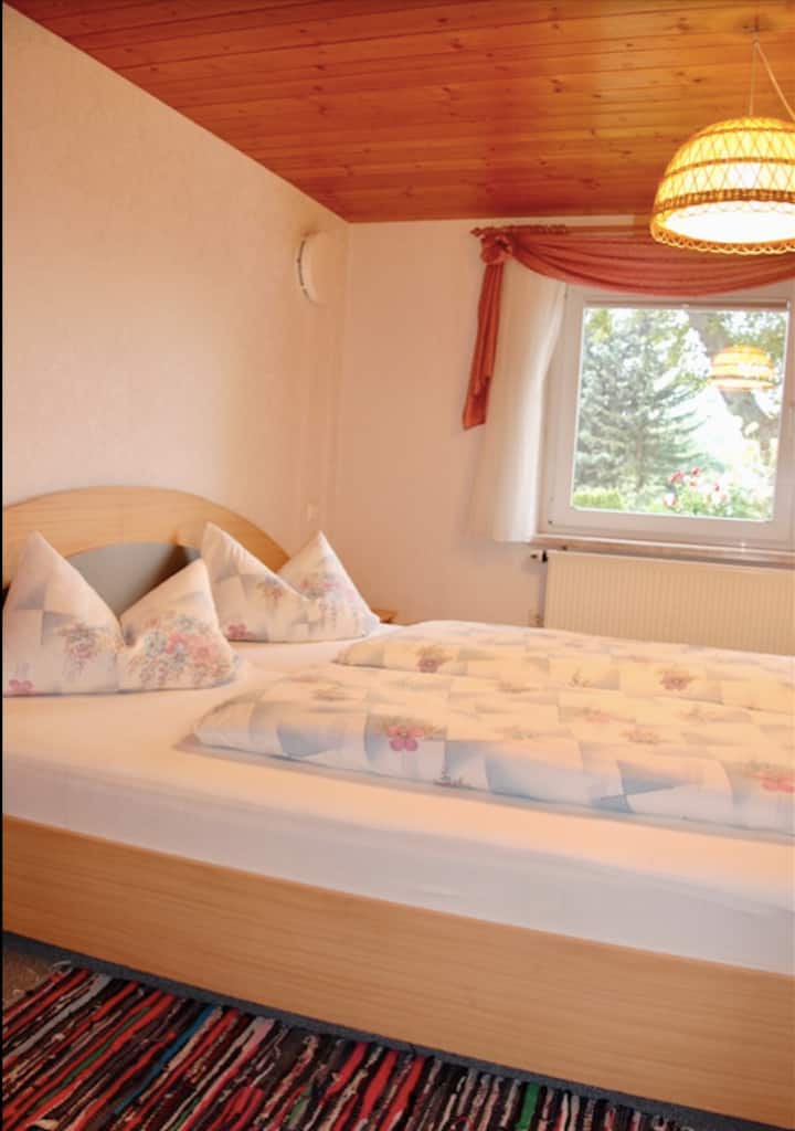 Schlafzimmer mit Doppelbett im Erdgeschoss (EG)