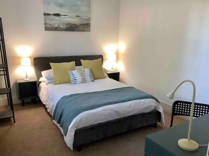 Cama doble con armario abierto

