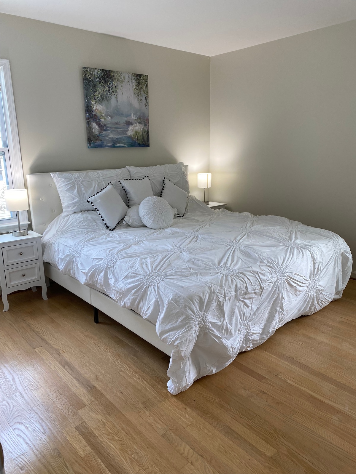 Cama tamaño king: mesitas de noche con lámparas de contacto de 3 formas con tomas de corriente para cargar teléfonos celulares/computadoras. Un reloj despertador tradicional en cada dormitorio.