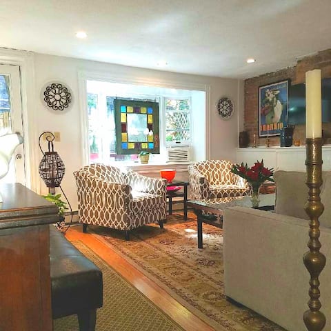 Top Airbnb: Great South End / Back Bay location! 1 bed condo in Boston