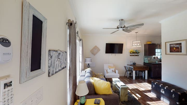 Socializa o juega a los juegos de mesa proporcionados en esta espaciosa y espaciosa habitación con ventilador de techo y luz natural. 