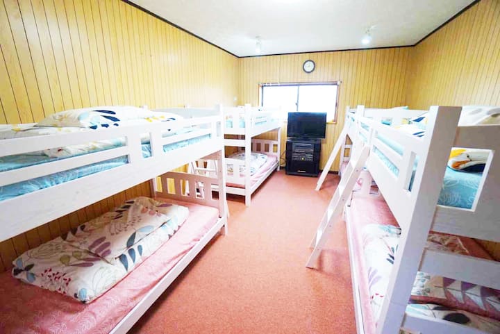 2段ベット4台
別宅（洗濯機がある建物内）