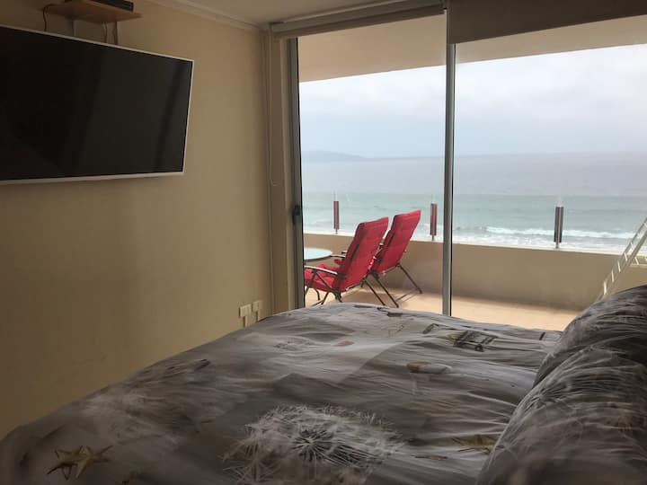 1 manželská posteľ King s inteligentnou televíziou pripojenou ku káblovej televízii a výhľadom na oceán 