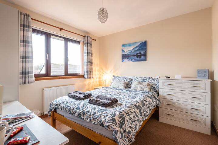 Double room in family home-wifi & off road parking