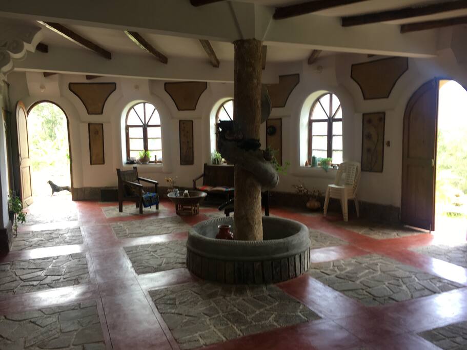 Salón principal acondicionado y decorado con elementos culturales y ecológicos