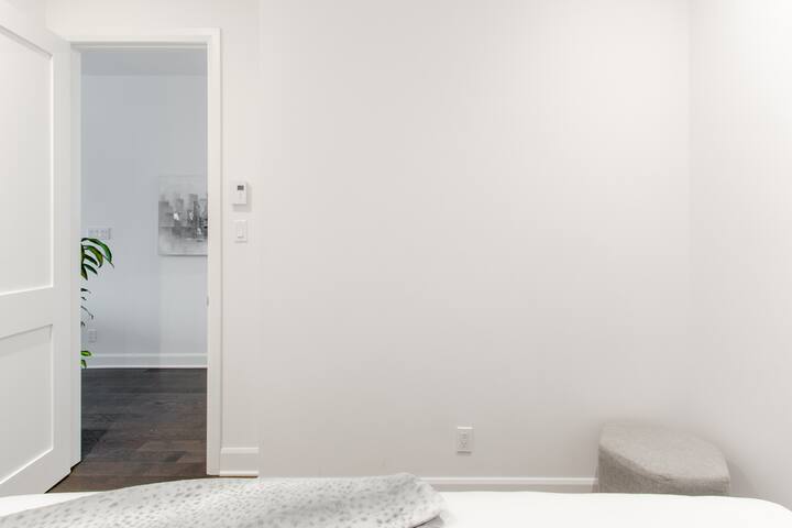 Disinfected Chic Apartment in Trendy Mile End gallery image 2